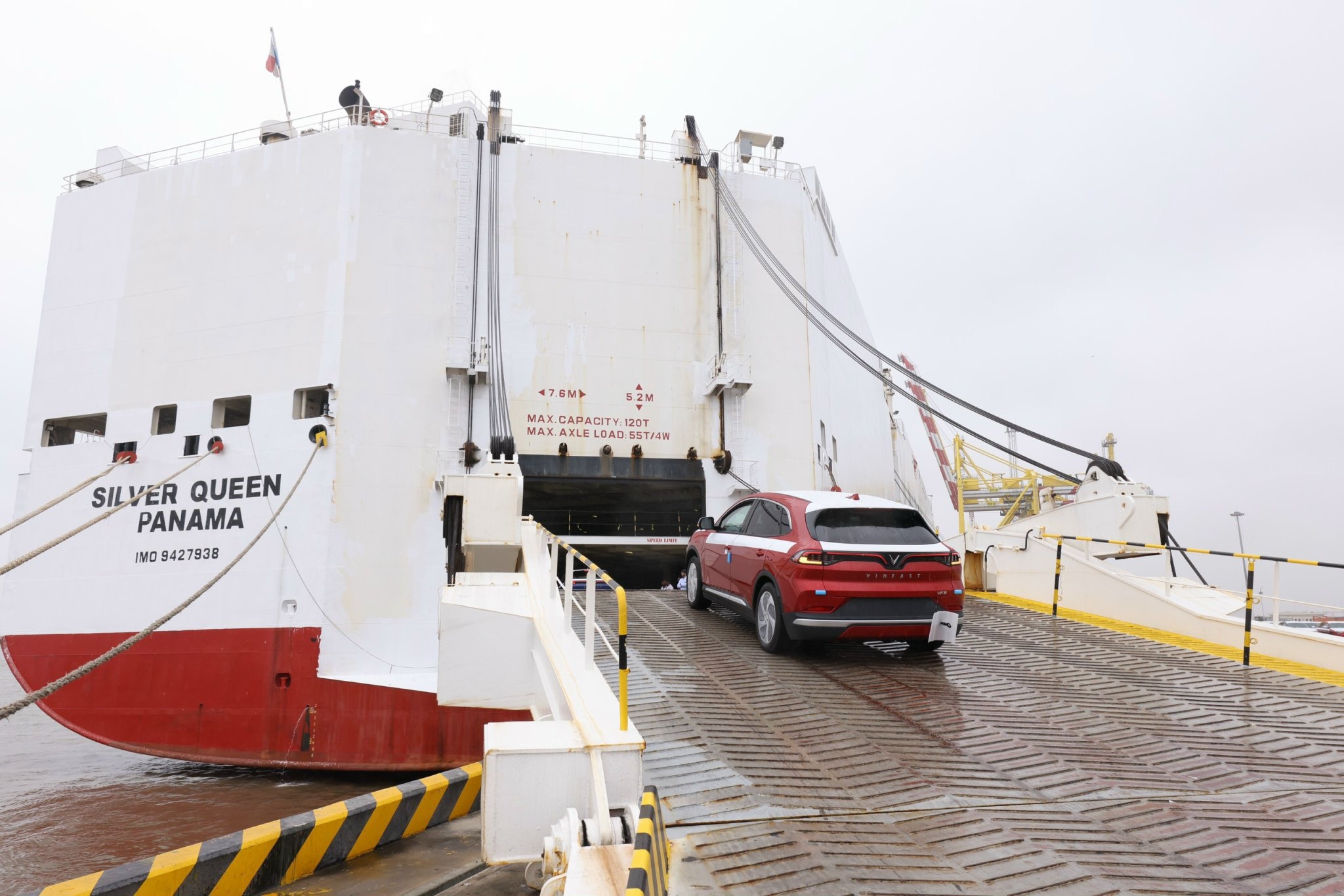 vinfast xuat khau lo xe dien dau tien ra the gioi