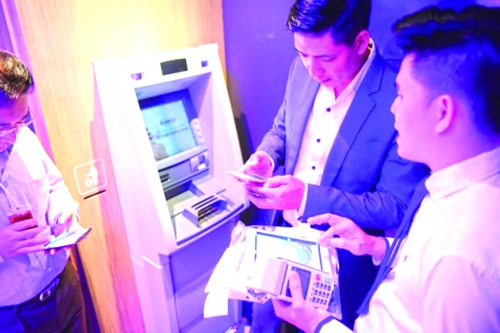 Ngân hàng số vừa hợp tác vừa cạnh tranh