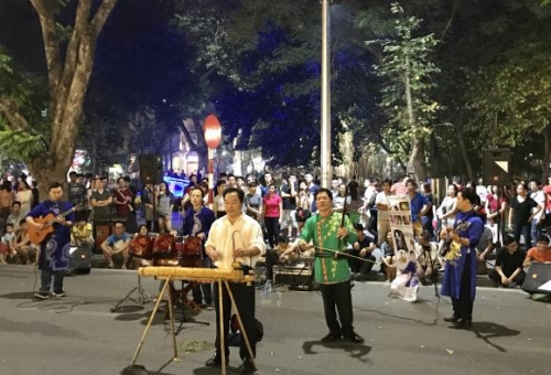 Thí điểm không gian đi bộ quanh hồ Hoàn Kiếm đến tháng 6/2017 Thí điểm không gian đi bộ quanh hồ Hoàn Kiếm đến tháng 6/2017