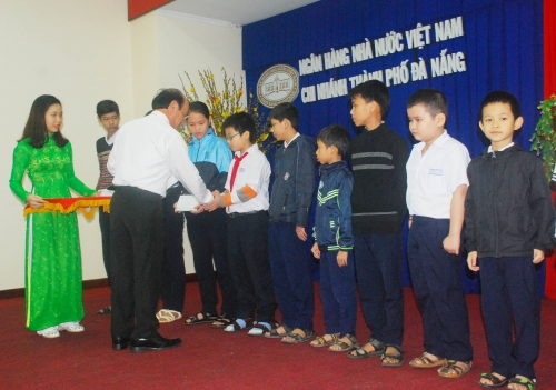 Ngành NH Đà Nẵng trao 100 suất học bổng cho con em các lực lượng vũ trang