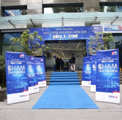 Trải nghiệm ngân hàng hiện đại E-Zone Trải nghiệm ngân hàng hiện đại E-Zone