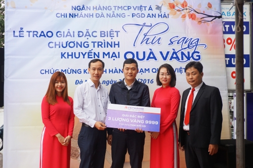 Trao giải đặc biệt trị giá 3 cây vàng trong chương trình “Thu sang quà vàng”