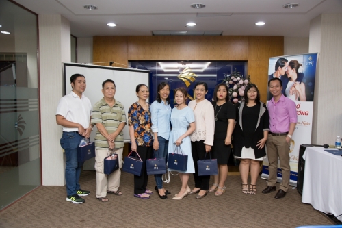 PNJ tìm ra khách hàng may mắn của chương trình Hạnh Phúc Vàng 2017