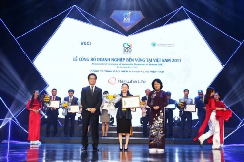 Hanwha Life nằm trong TOP 10 DN phát triển bền vững tại Việt Nam 2017