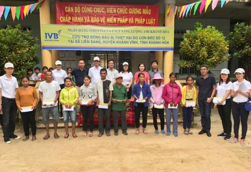 Indovina Bank trao hơn 160 triệu đồng cho người dân bị thiệt hại do cơn bão số 12