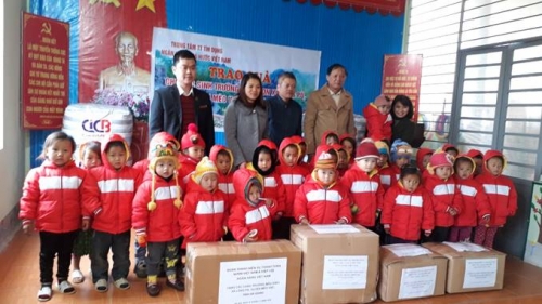 Tặng tất và áo ấm cho học sinh mầm non xã Lũng Pù Tặng tất và áo ấm cho học sinh mầm non xã Lũng Pù
