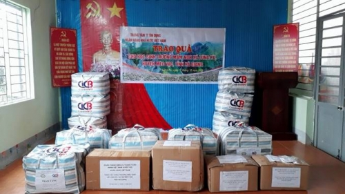 Tặng tất và áo ấm cho học sinh mầm non xã Lũng Pù Tặng tất và áo ấm cho học sinh mầm non xã Lũng Pù