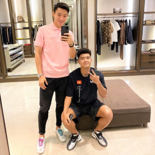 Bùi Tiến Dũng, Văn Hậu và các cầu thủ Việt Nam dùng điện thoại gì?