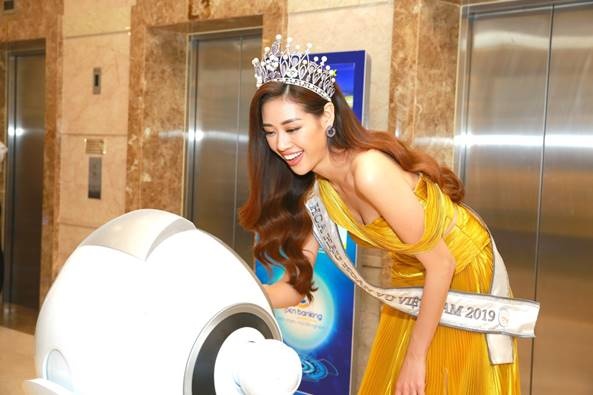 co hay khong viec cat giam nhan su khi dua robot vao phuc vu khach hang