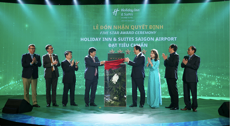 Holiday Inn & Suites đạt chứng nhận khách sạn 5 sao
