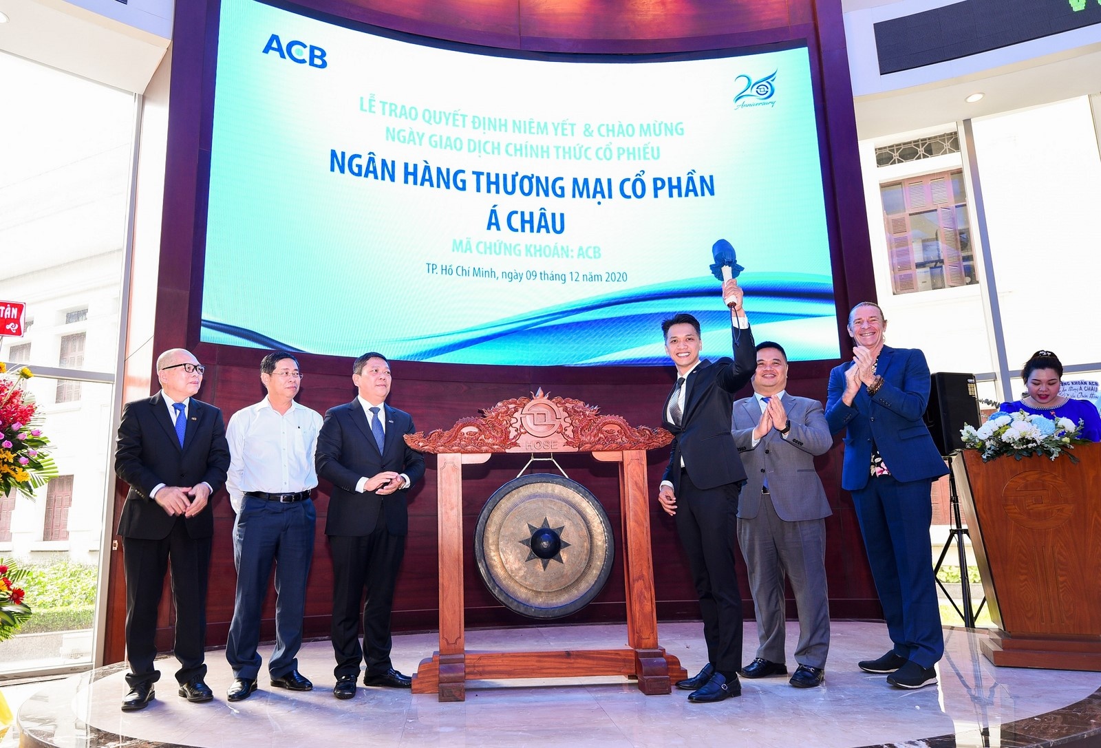 Hơn 2,16 tỷ cổ phiếu ACB niêm yết trên sàn HOSE hon 216 ty co phieu acb niem yet tren san hose