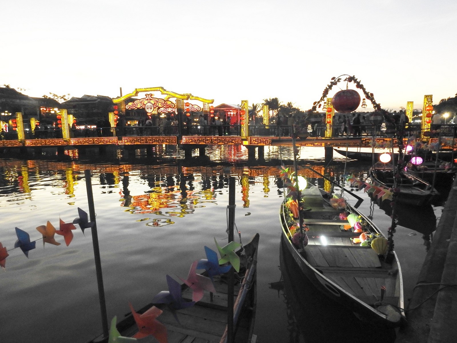 “Thắp sáng Hội An” chào mời du khách sau thời gian bão lũ, dịch bệnh thap sang hoi an chao moi du khach sau thoi gian bao lu dich benh