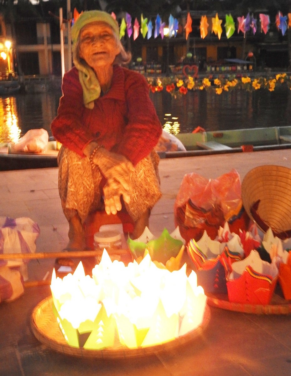 thap sang hoi an chao moi du khach sau thoi gian bao lu dich benh