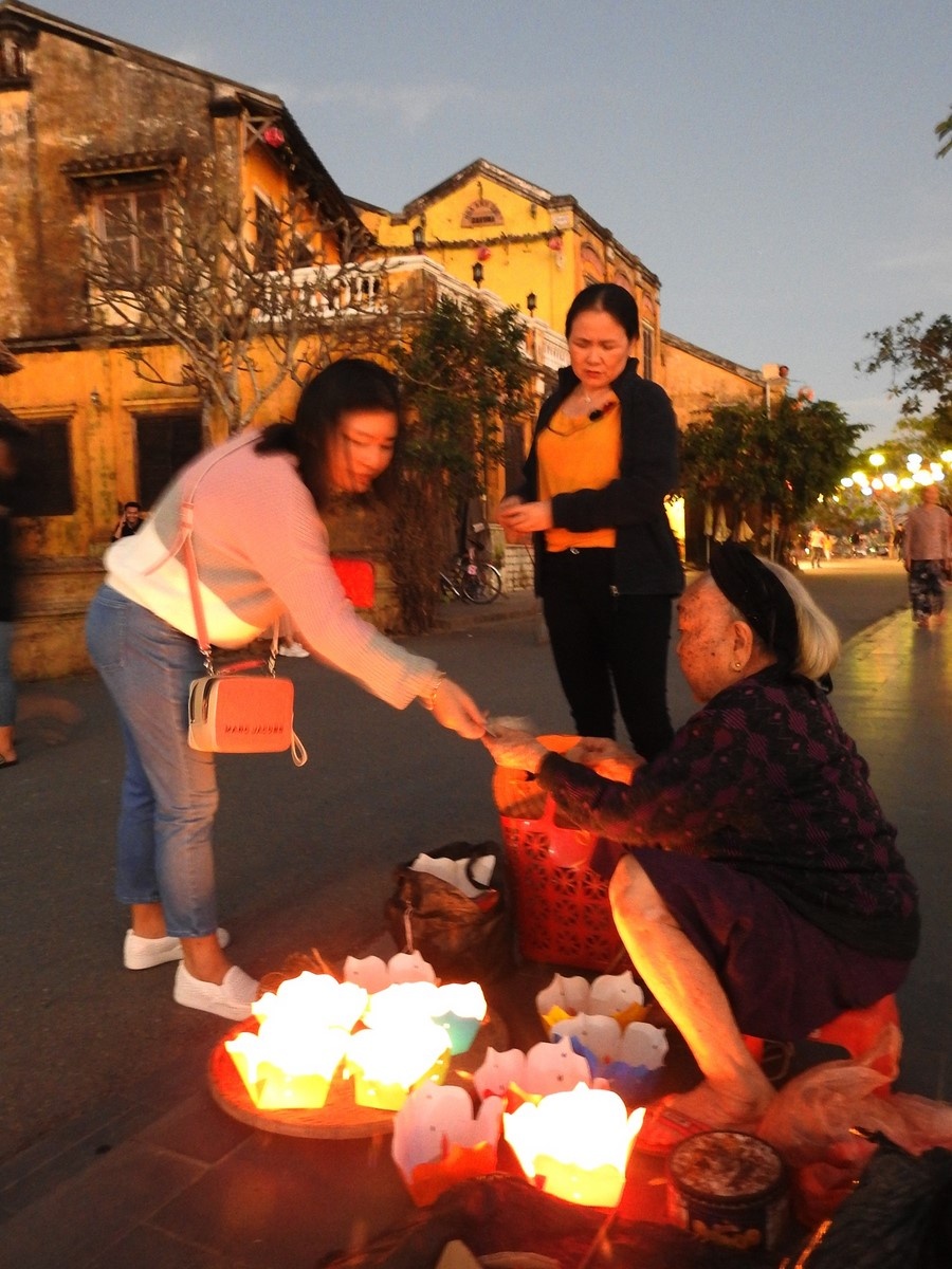 “Thắp sáng Hội An” chào mời du khách sau thời gian bão lũ, dịch bệnh thap sang hoi an chao moi du khach sau thoi gian bao lu dich benh