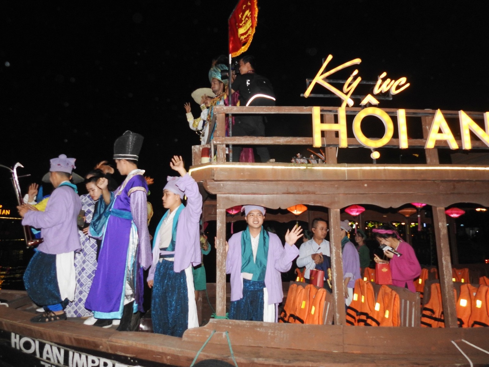 thap sang hoi an chao moi du khach sau thoi gian bao lu dich benh