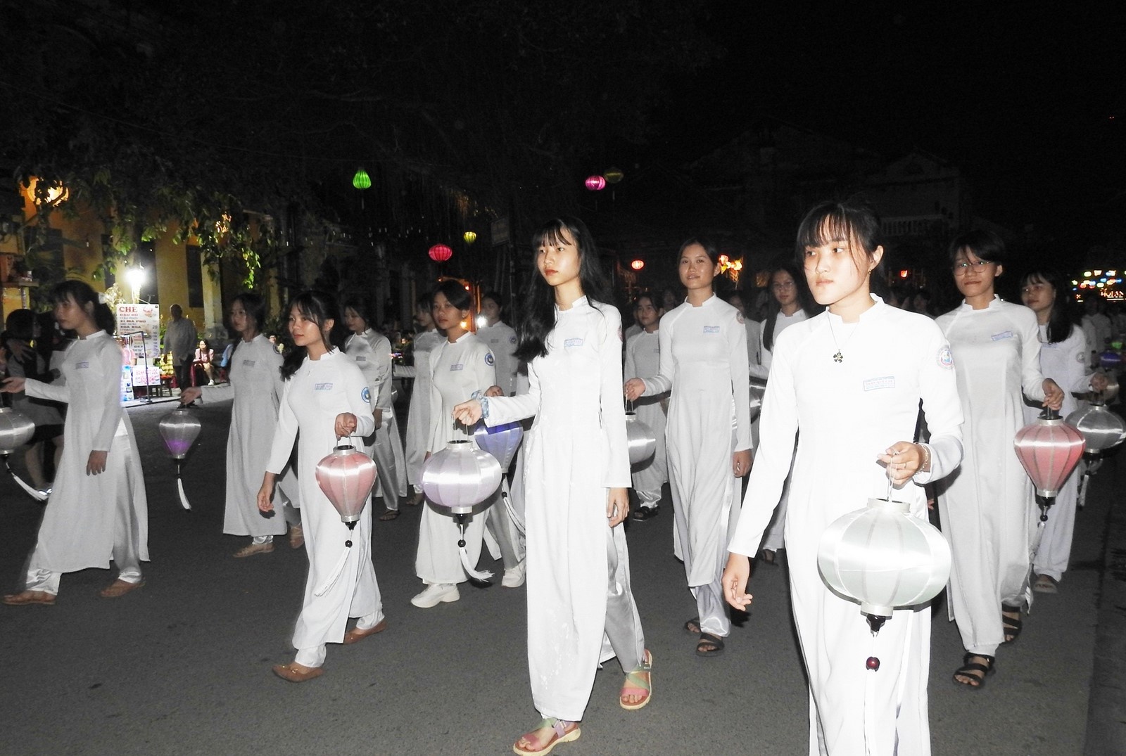 “Thắp sáng Hội An” chào mời du khách sau thời gian bão lũ, dịch bệnh thap sang hoi an chao moi du khach sau thoi gian bao lu dich benh
