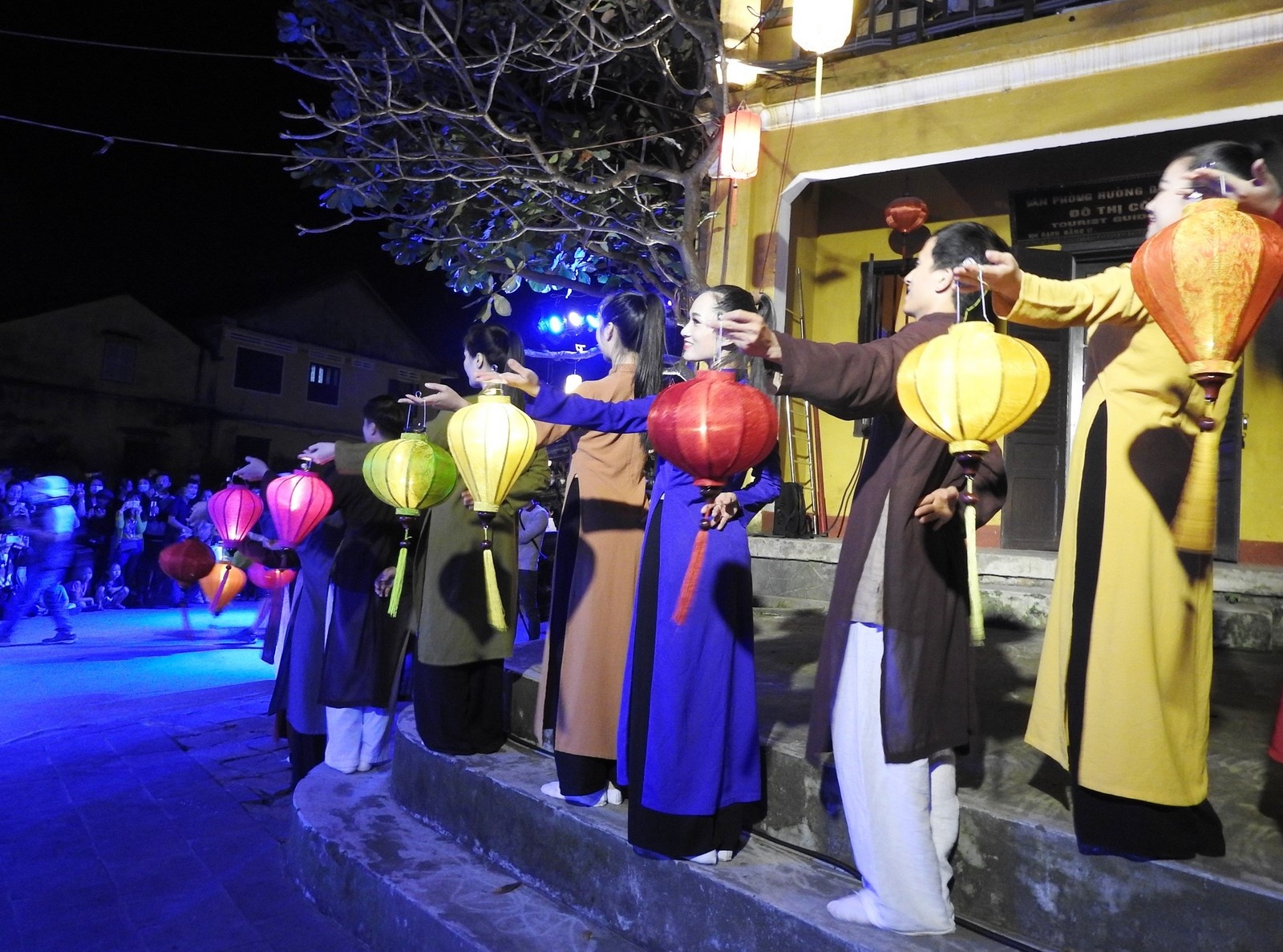 thap sang hoi an chao moi du khach sau thoi gian bao lu dich benh