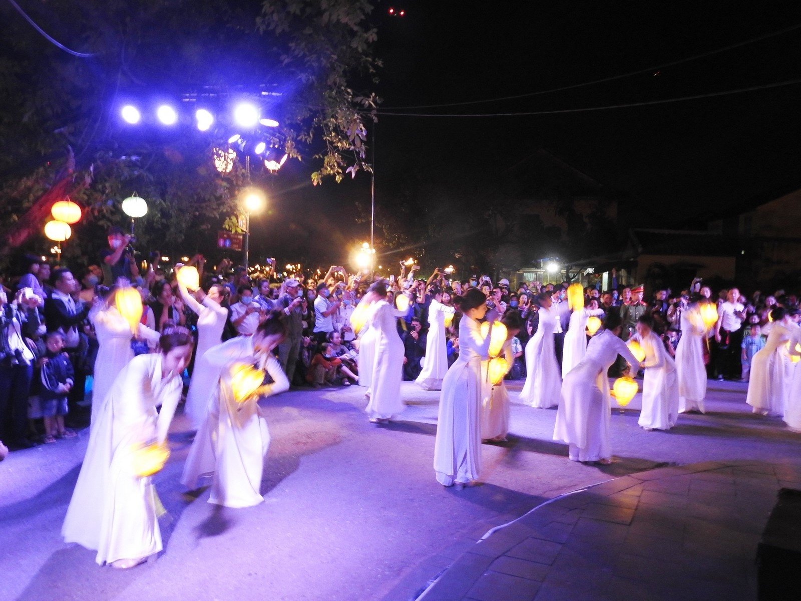 “Thắp sáng Hội An” chào mời du khách sau thời gian bão lũ, dịch bệnh thap sang hoi an chao moi du khach sau thoi gian bao lu dich benh