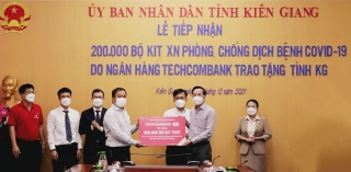 Techcombank trao tặng tỉnh Kiên Giang 200.000 bộ kit xét nghiệm COVID-19