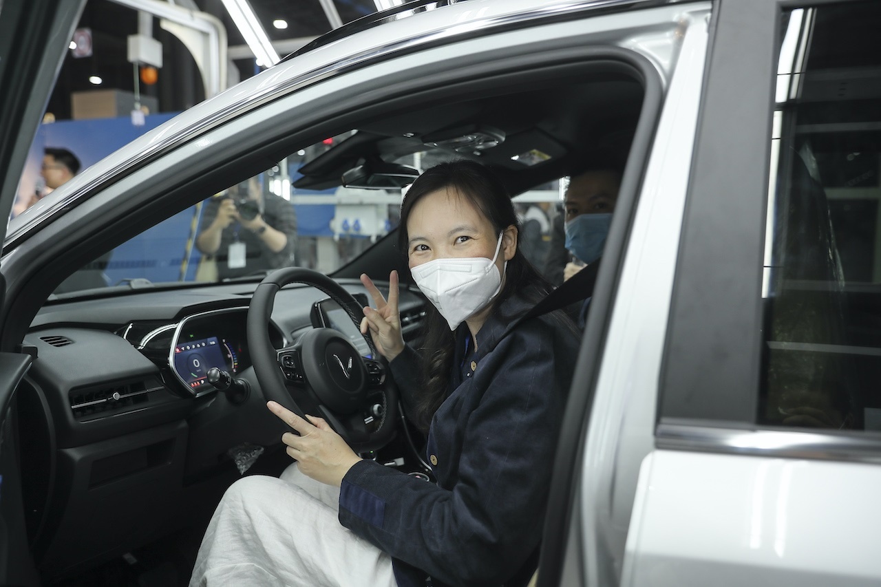 Nhìn lại khoảnh khắc lịch sử: Ô tô điện thông minh đầu tiên của Việt Nam đến tay khách hàng nhin lai khoanh khac lich su o to dien thong minh dau tien cua viet nam den tay khach hang