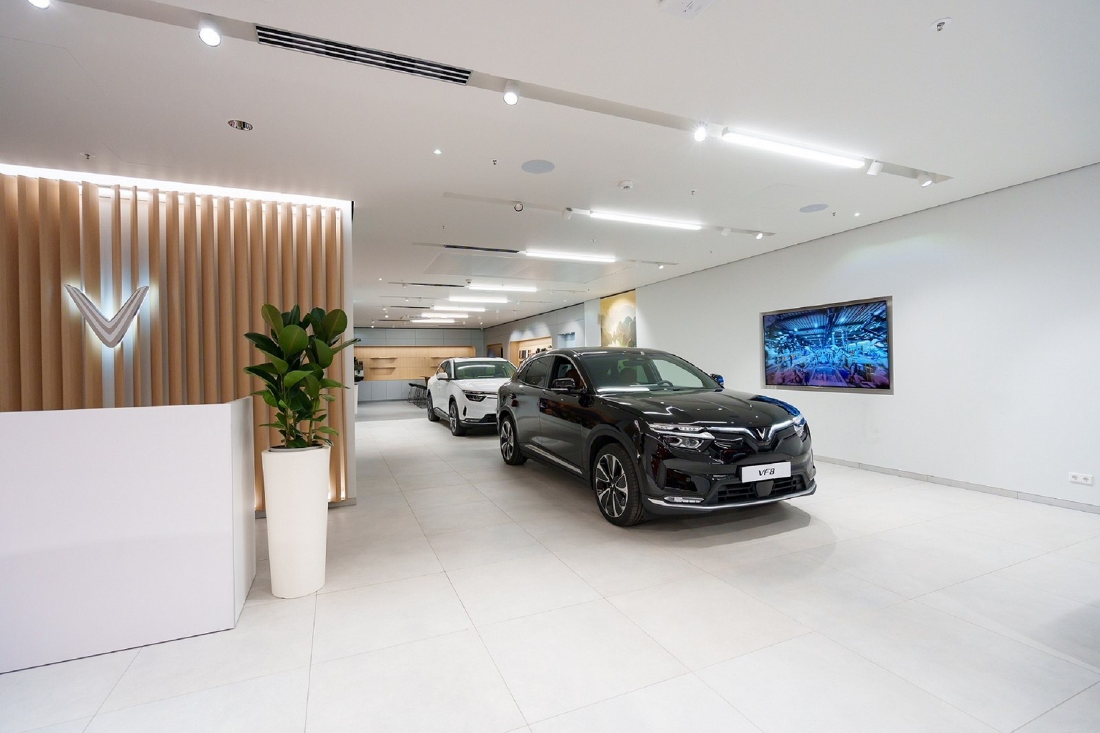 vinfast khai truong 2 cua hang dau tien tai cologne va paris