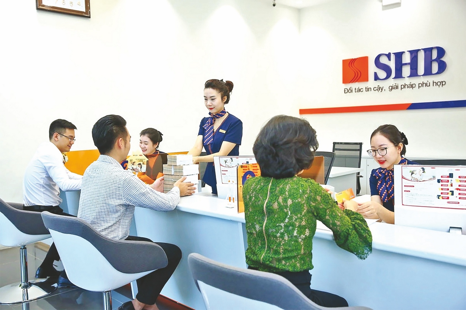 Ngân hàng tận lực hỗ trợ khách hàng ngan hang tan luc ho tro khach hang 134424