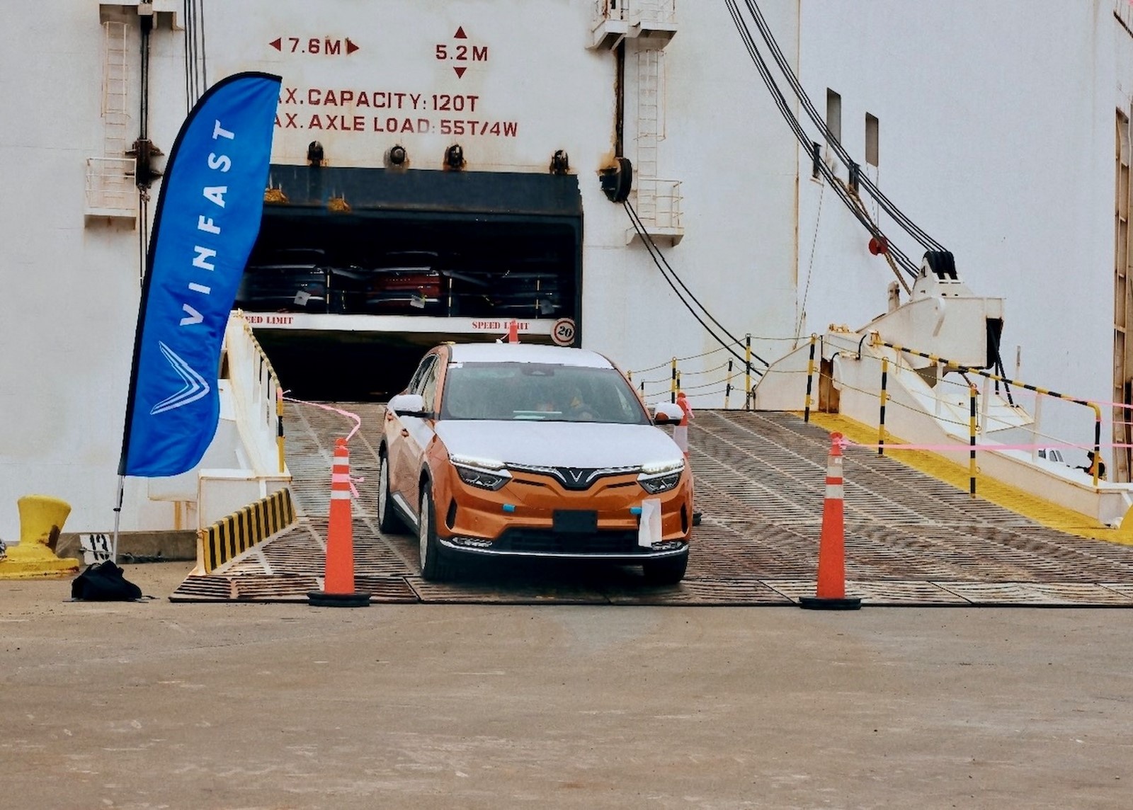 lo xe dau tien cap cang california vinfast nhan giay phep ban hang tai my