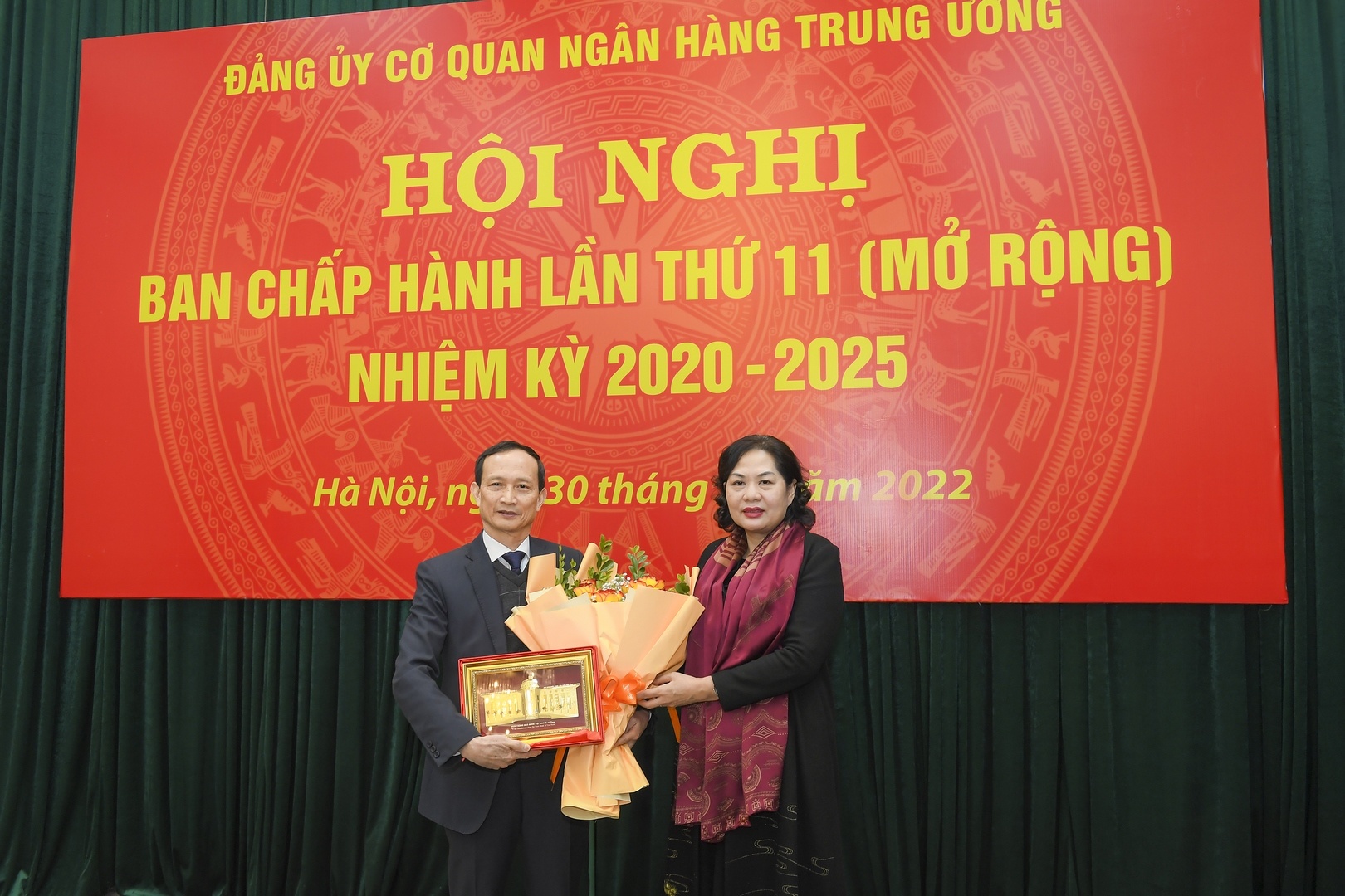 phat huy tinh than dang vien trong thuc hien nhiem vu chinh tri