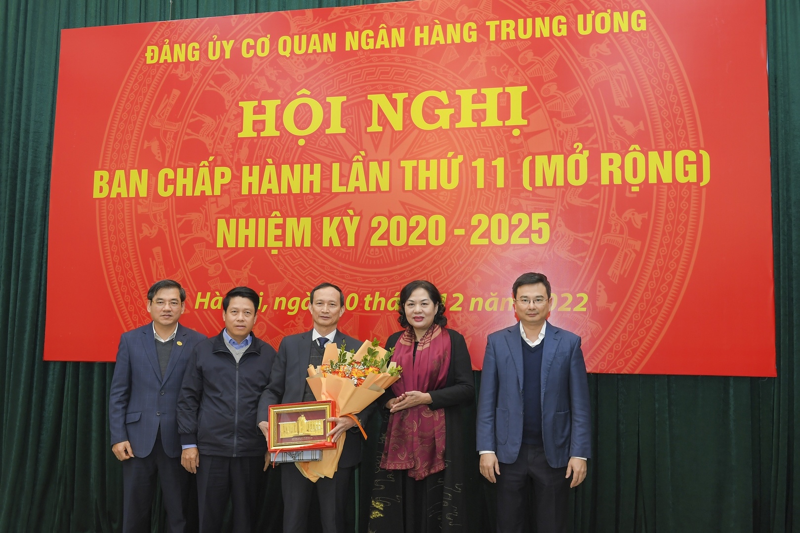 phat huy tinh than dang vien trong thuc hien nhiem vu chinh tri