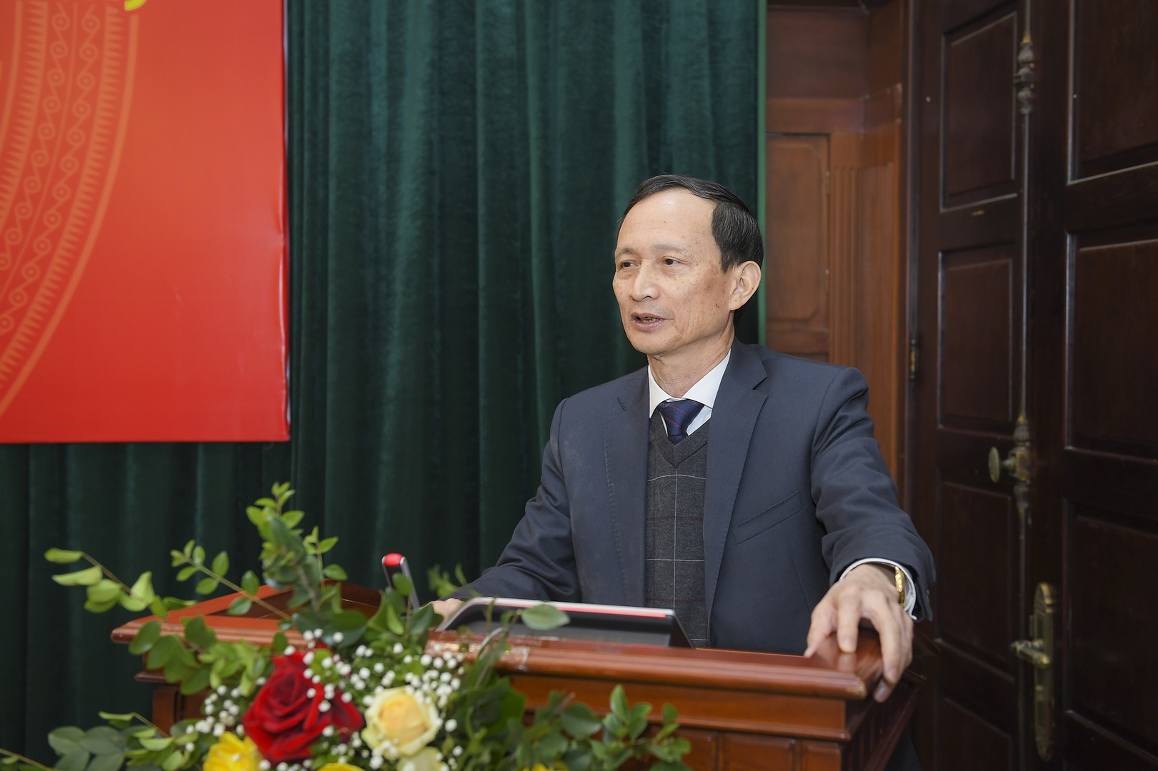 phat huy tinh than dang vien trong thuc hien nhiem vu chinh tri