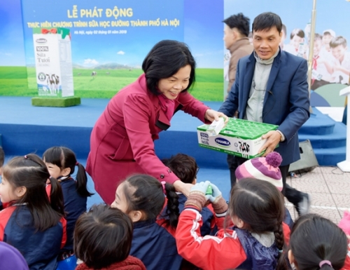Hà Nội bắt đầu cho học sinh uống sữa học đường