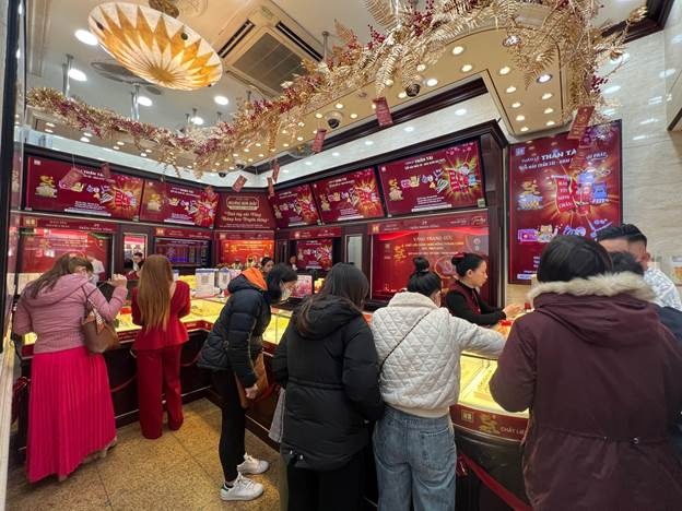 Nhiều người tranh thủ đi mua vàng trước ngày vía Thần tài nhieu nguoi tranh thu di mua vang truoc ngay via than tai