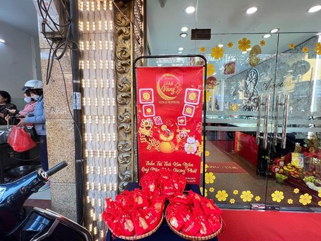 Nhiều người tranh thủ đi mua vàng trước ngày vía Thần tài nhieu nguoi tranh thu di mua vang truoc ngay via than tai