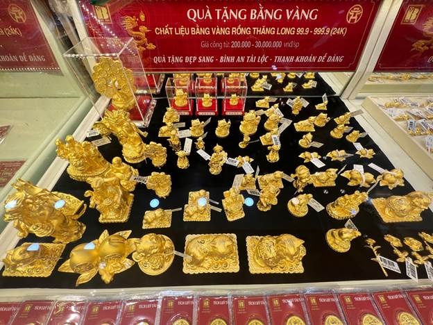 Nhiều người tranh thủ đi mua vàng trước ngày vía Thần tài nhieu nguoi tranh thu di mua vang truoc ngay via than tai