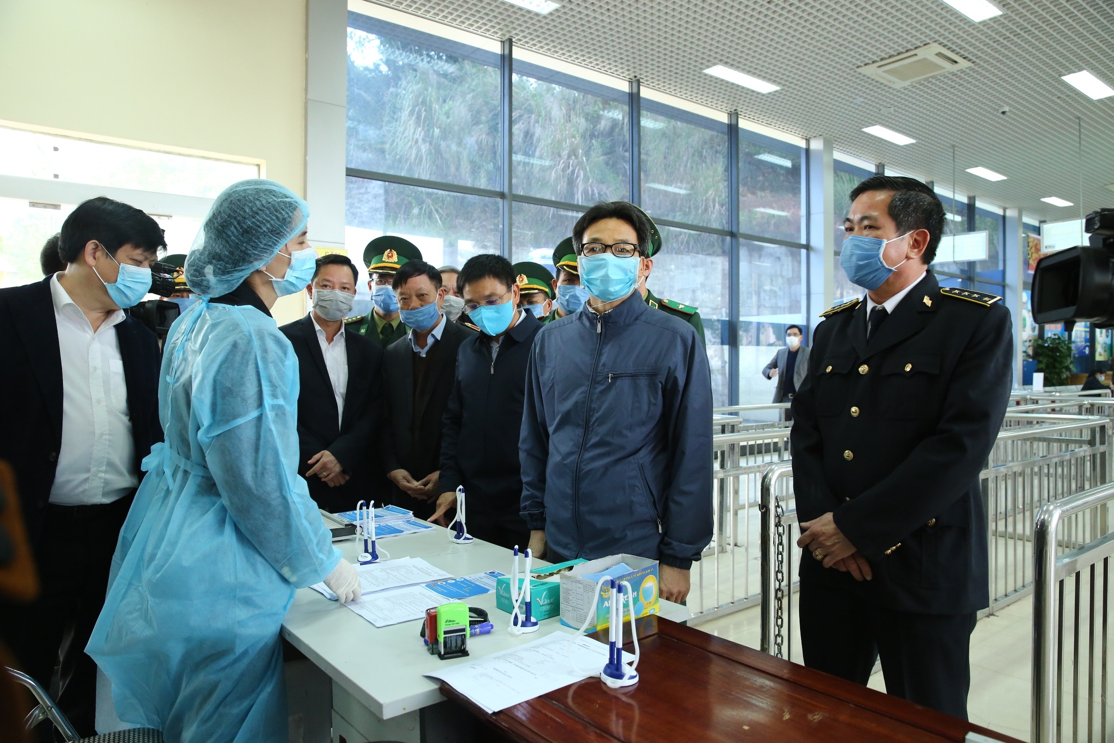 Không có chuyện qua lại biên giới ồ ạt; mọi người nhập cảnh đều được quản lý chặt chẽ khong co chuyen qua lai bien gioi o at moi nguoi nhap canh deu duoc quan ly chat che