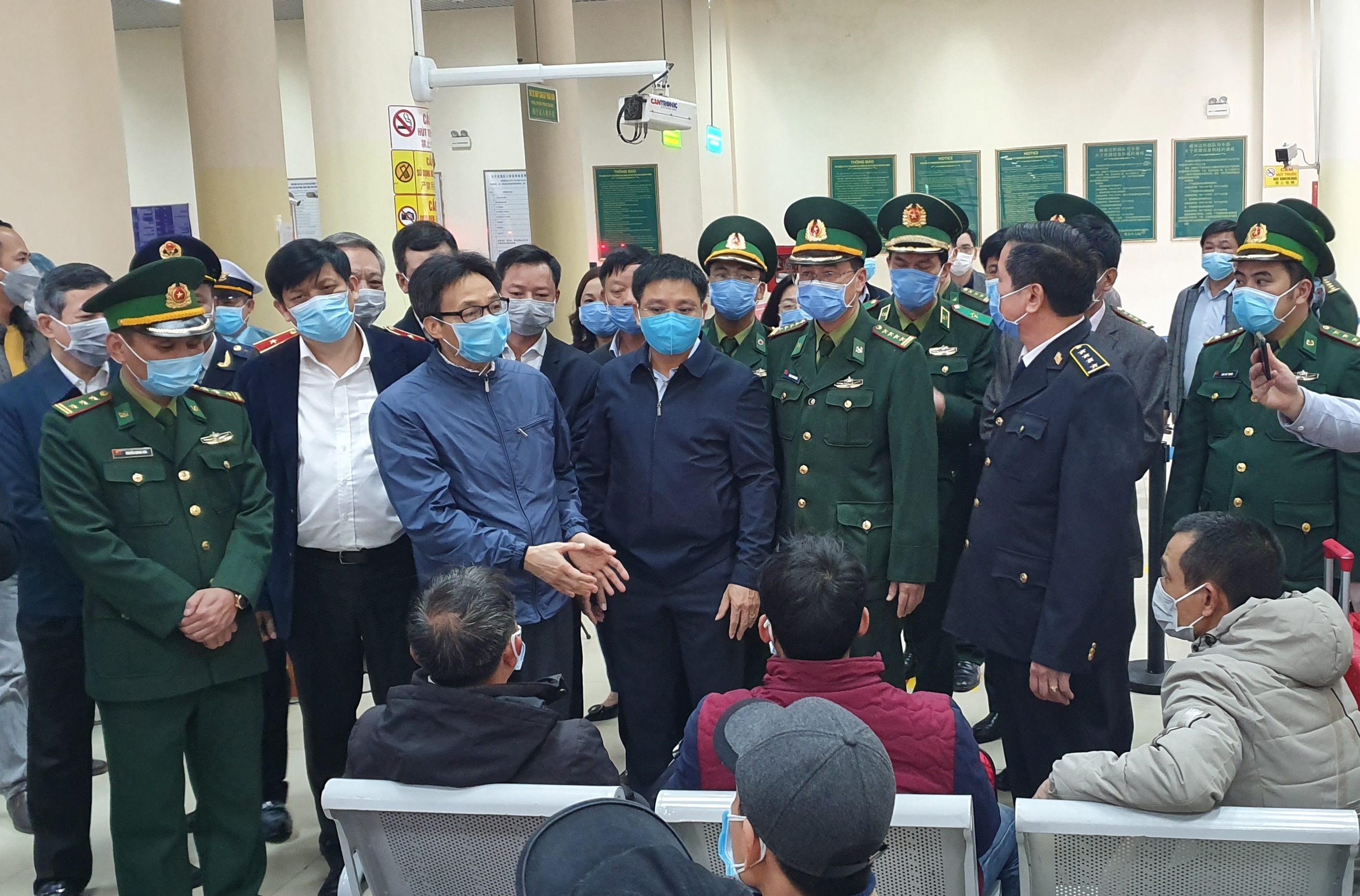 Không có chuyện qua lại biên giới ồ ạt; mọi người nhập cảnh đều được quản lý chặt chẽ khong co chuyen qua lai bien gioi o at moi nguoi nhap canh deu duoc quan ly chat che