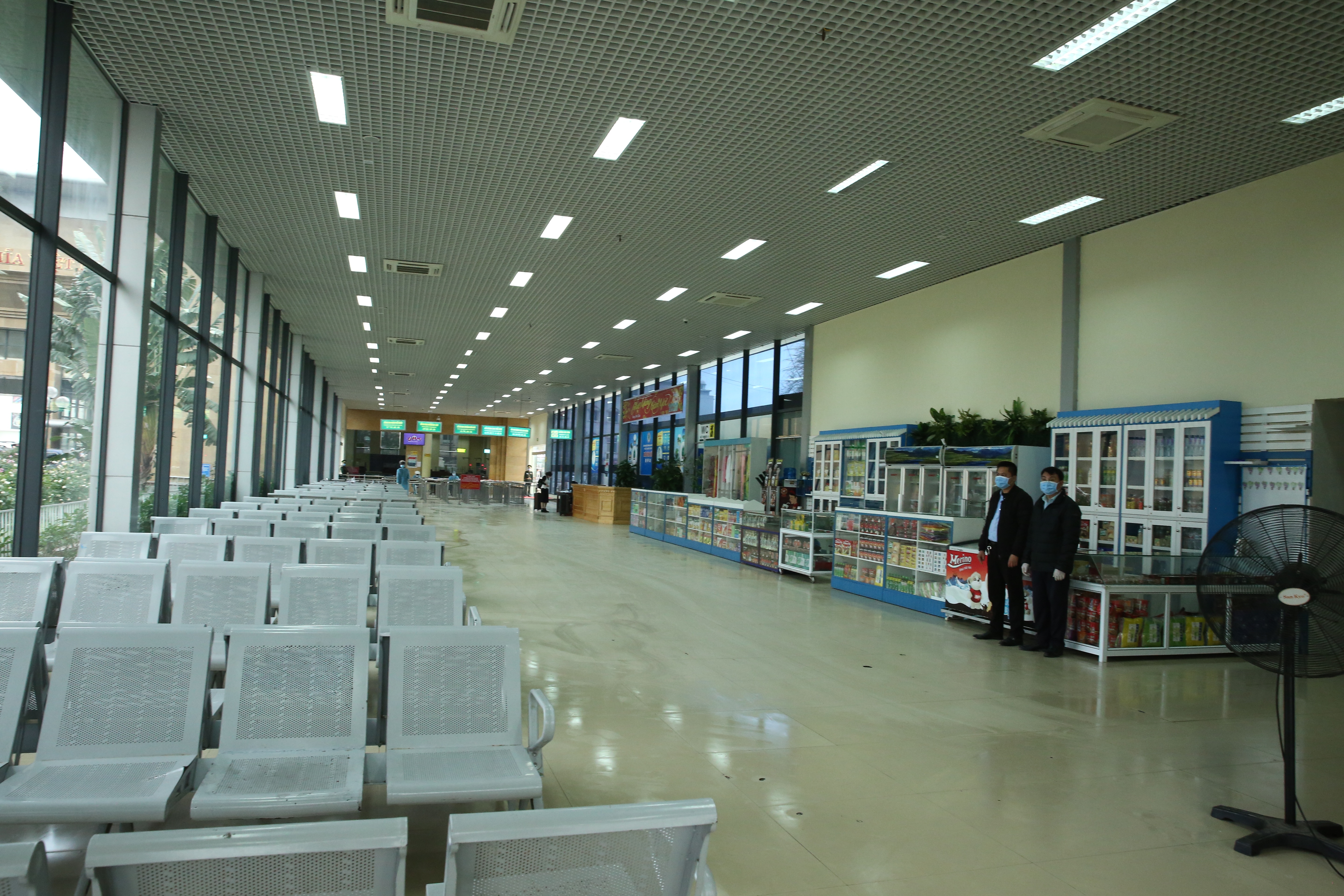 Không có chuyện qua lại biên giới ồ ạt; mọi người nhập cảnh đều được quản lý chặt chẽ khong co chuyen qua lai bien gioi o at moi nguoi nhap canh deu duoc quan ly chat che