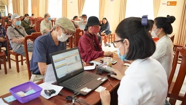 Hà Nội đẩy mạnh thực hiện chi trả trợ cấp an sinh xã hội không dùng tiền mặt