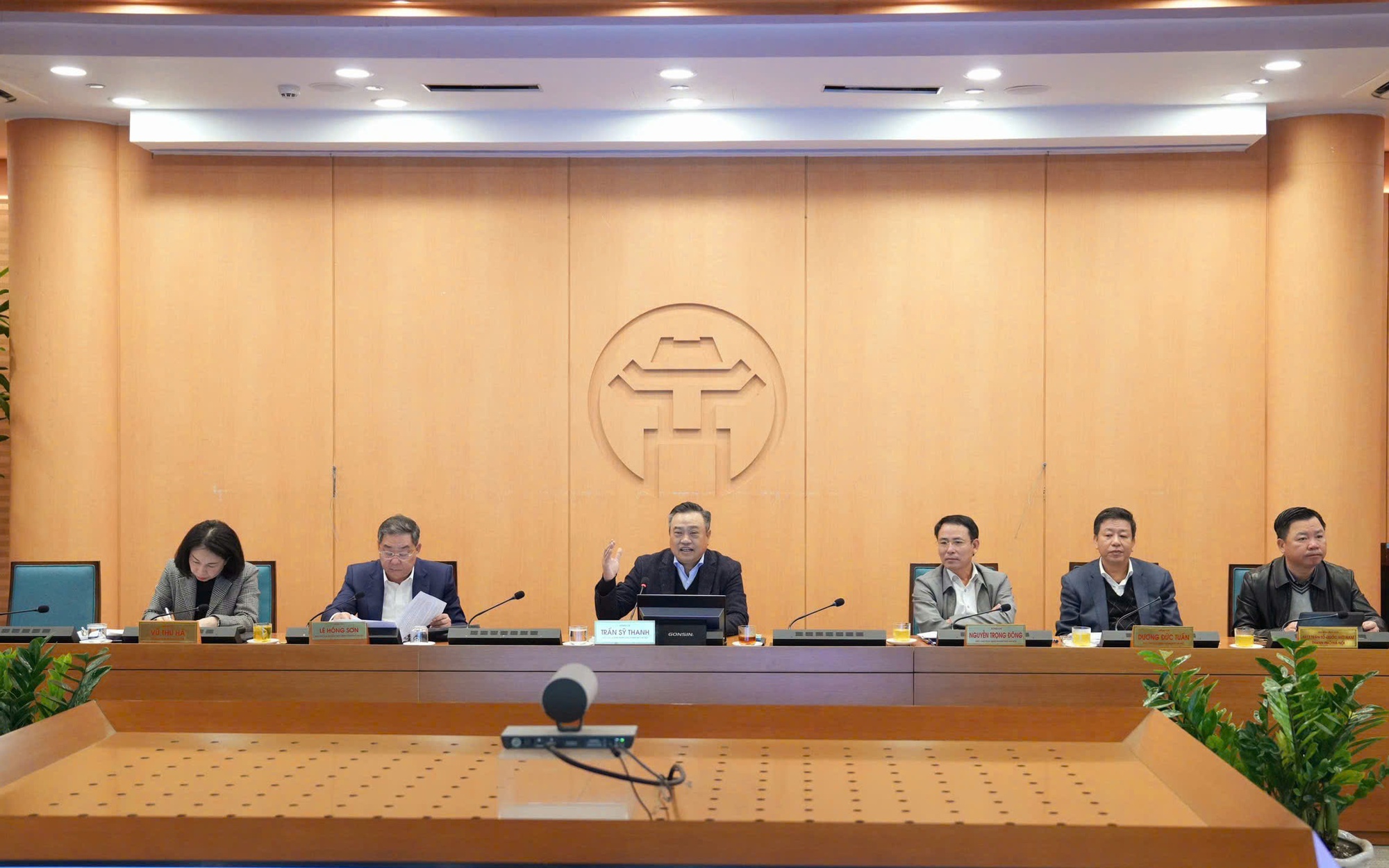 UBND Thành phố xem xét, thông qua tờ trình về đầu tư xây dựng 3 cây cầu lớn bắc qua sông Hồng UBND Thành phố xem xét, thông qua tờ trình về đầu tư xây dựng 3 cây cầu lớn bắc qua sông Hồng