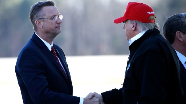 trump tiep xuc voi hai nghi si truoc khi ho tu cach ly