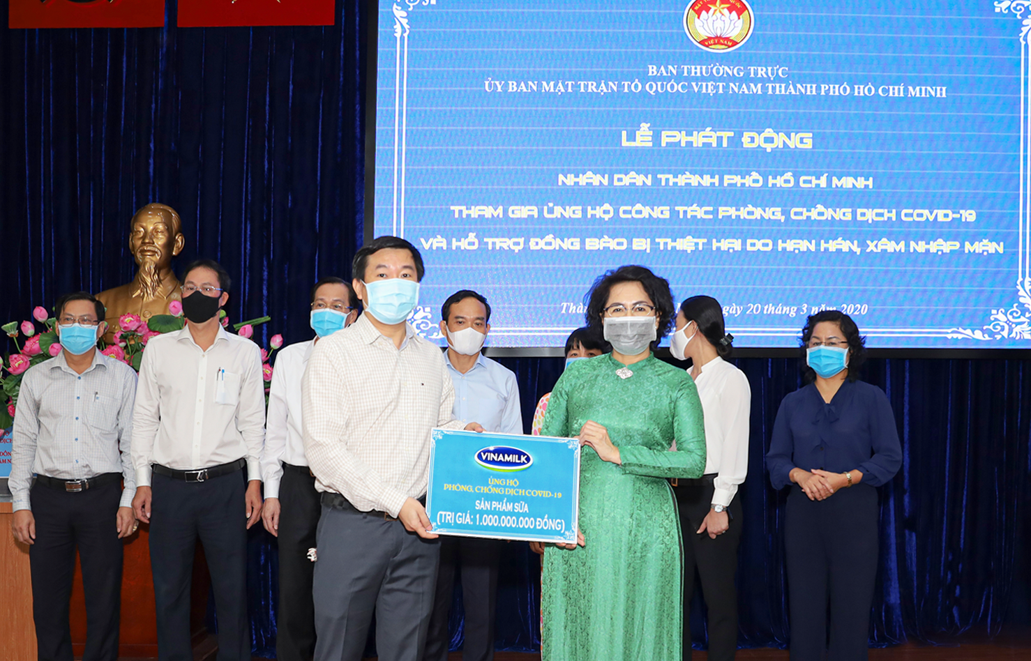 vinamilk tiep suc cho doi ngu can bo y te tuyen dau chong dich covid 19