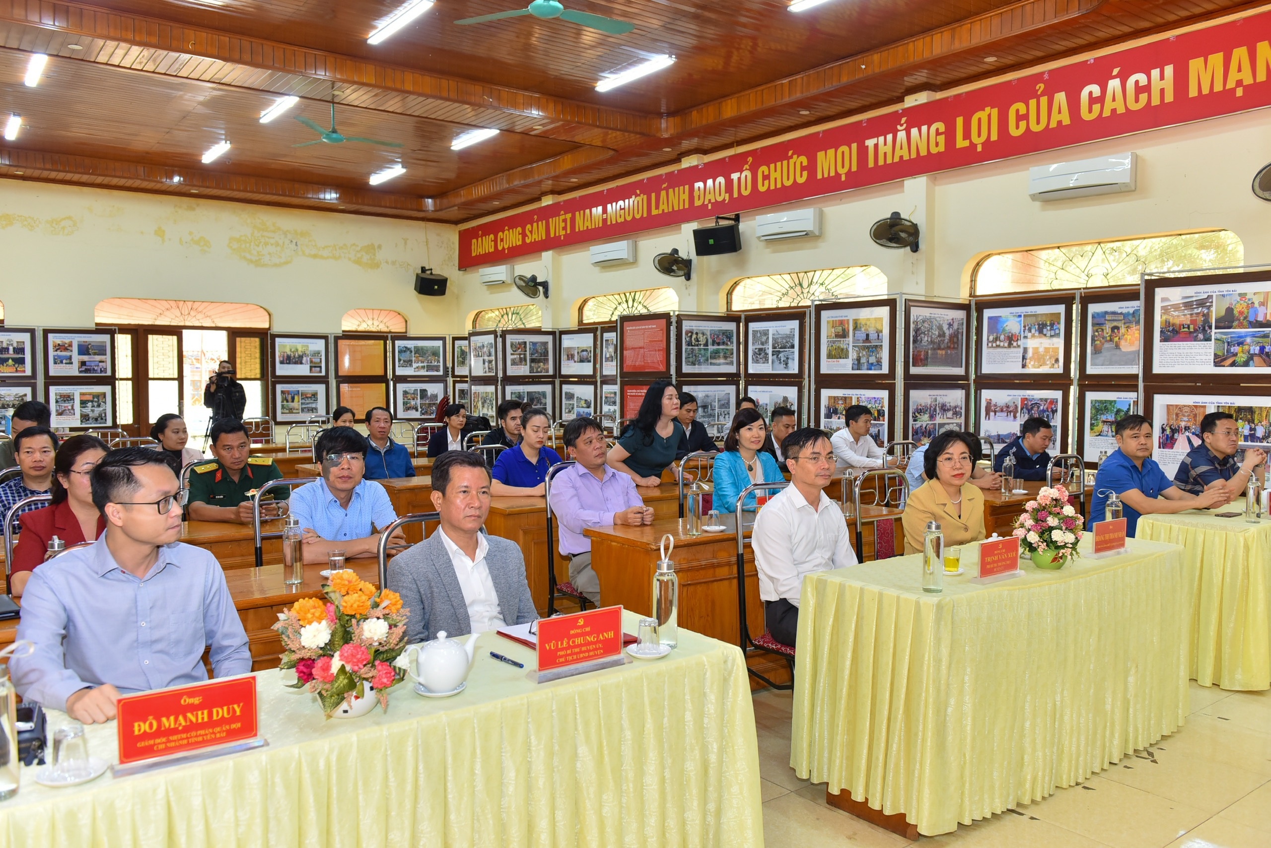 trao tang 50 may tinh bang ho tro huyen tram tau chuyen doi so