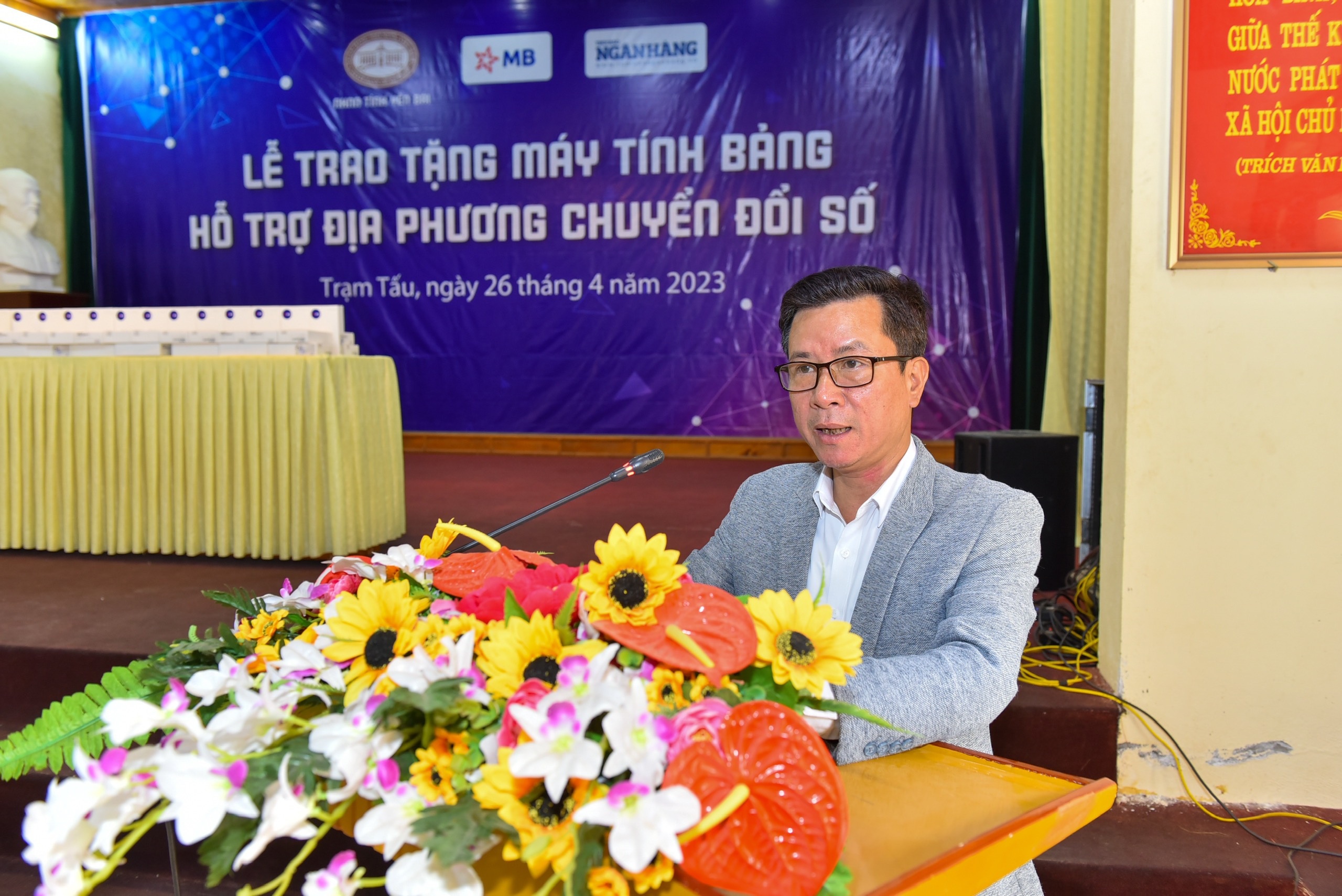 trao tang 50 may tinh bang ho tro huyen tram tau chuyen doi so