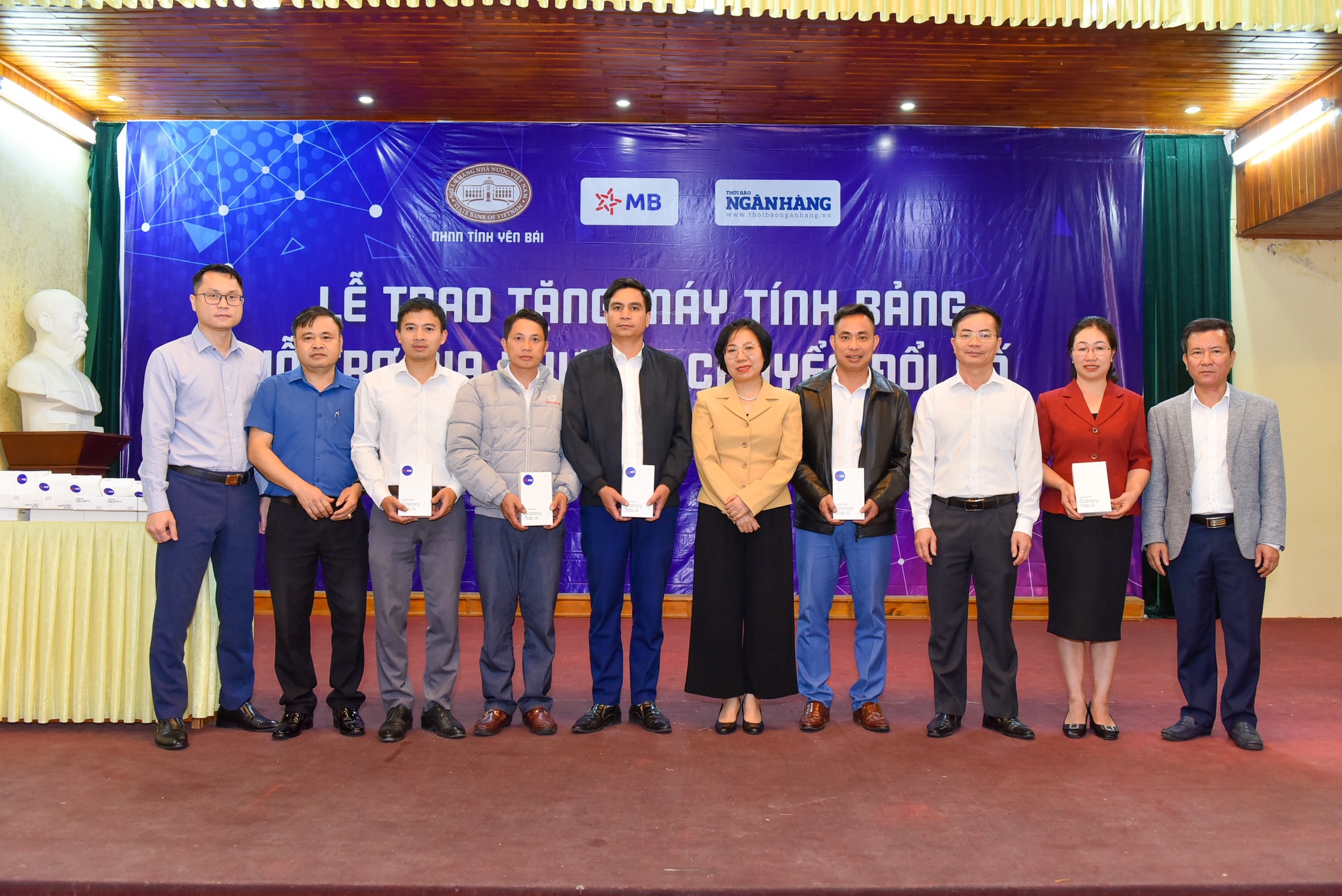 trao tang 50 may tinh bang ho tro huyen tram tau chuyen doi so