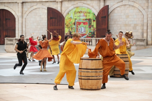 Bà Nà Hills ra mắt show nghệ thuật Vũ hội Ánh Dương