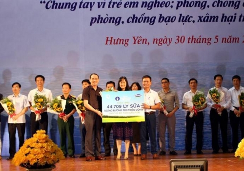 Quỹ Sữa vươn cao Việt Nam và Vinamilk trao tặng 44.709 ly sữa cho trẻ em Hưng Yên