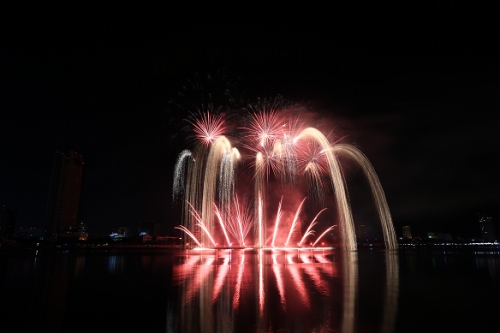 Đêm pháo hoa thứ hai của DIFF 2019 - Năng lượng của mầm sông