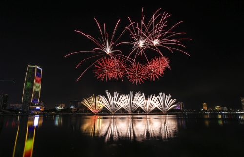 Đêm pháo hoa thứ hai của DIFF 2019 - Năng lượng của mầm sông