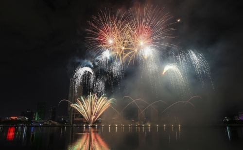 Đêm pháo hoa thứ hai của DIFF 2019 - Năng lượng của mầm sông