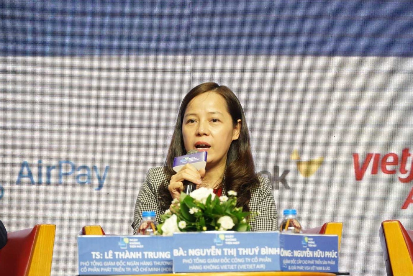 ngan hang va doanh nghiep chung tay thuc day thanh toan khong dung tien mat